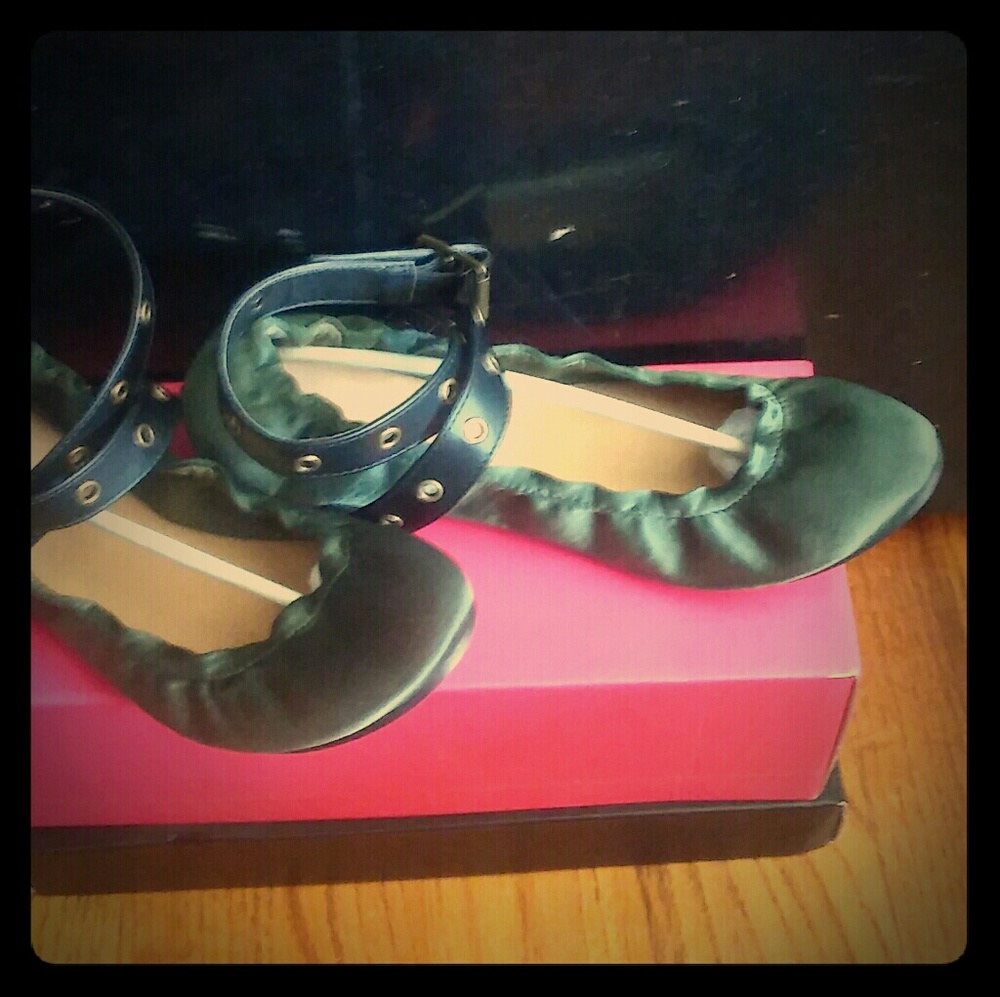 Shoe dazzle Olive green flats